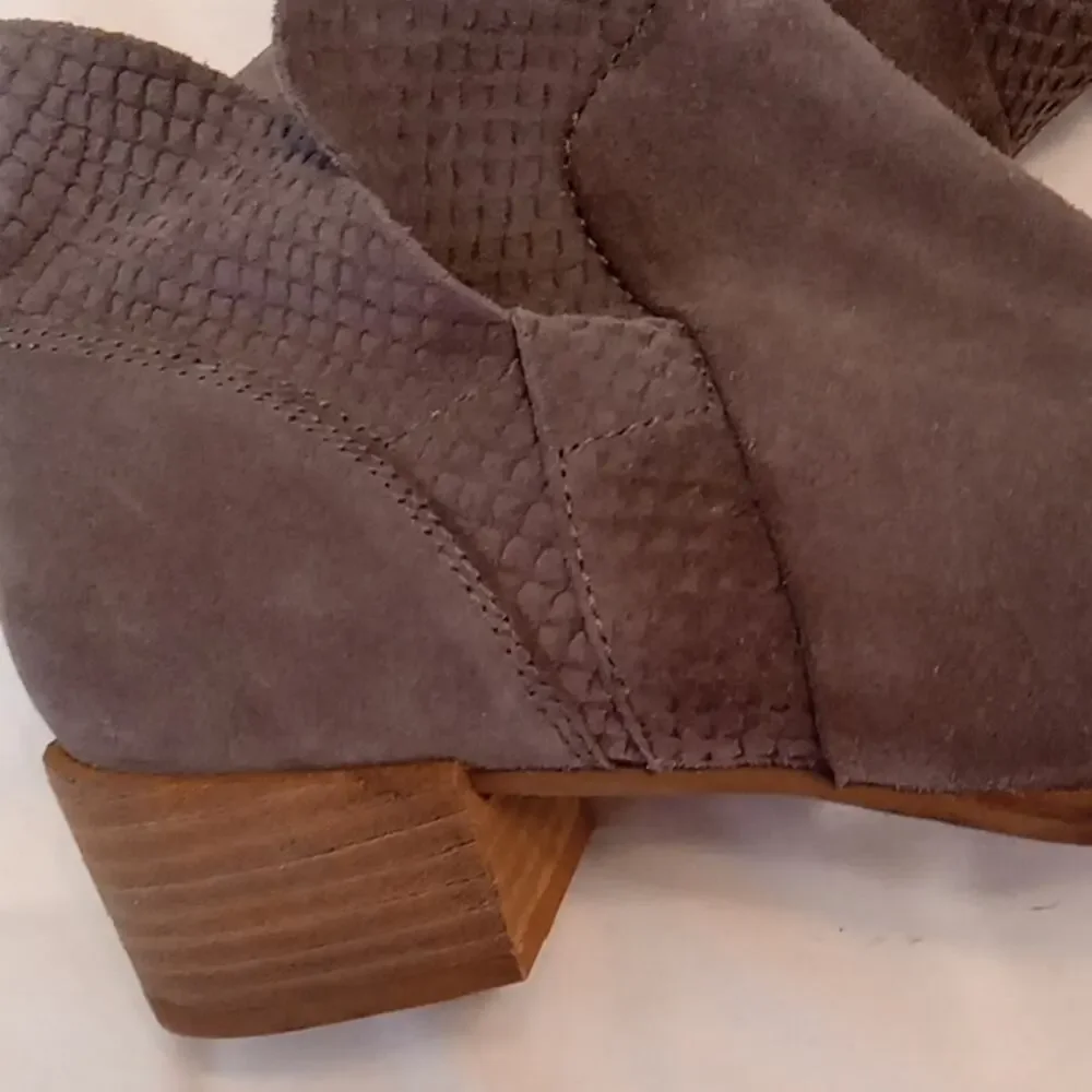 Seychelles Women's Size 8.5 Heeled Gray Suede Ankle Boots . Athleisure, Comfy